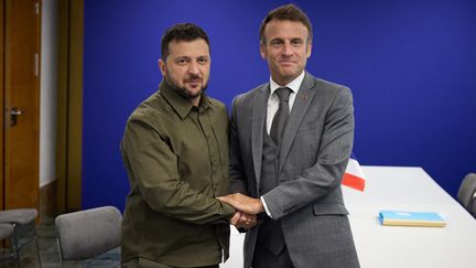 Le président ukrainien Volodymyr Zelensky et le président français Emmanuel Macron, à Grenade (Espagne), le 5 octobre 2023. (HANDOUT / UKRAINIAN PRESIDENTIAL PRESS SER / AFP)