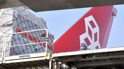 Une cargaison de matériel médical s'apprête à s'envoler de Chine vers le Luxembourg, le 22 mars 2020 à l'aéroport de&nbsp;Zhengzhou. (LI JIANAN / XINHUA / AFP)