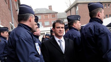 Le ministre de l'Int&eacute;rieur, Manuel Valls, lors d'un d&eacute;placement dans la Zone de s&eacute;curit&eacute; prioritaire d'Amiens-Nord, le 5 avril 2013. (PHILIPPE HUGUEN / AFP)