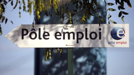 Un panneau oriente les personnes vers l'agence P&ocirc;le emploi de Montpellier (H&eacute;rault), le 24 octobre 2013. (PASCAL GUYOT / AFP)