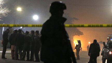 &nbsp; (Des policiers sont rassemblés devant l'institut français de Kaboul après l'attentat commis ce jeudi © REUTERS/Mohammad Ismail)