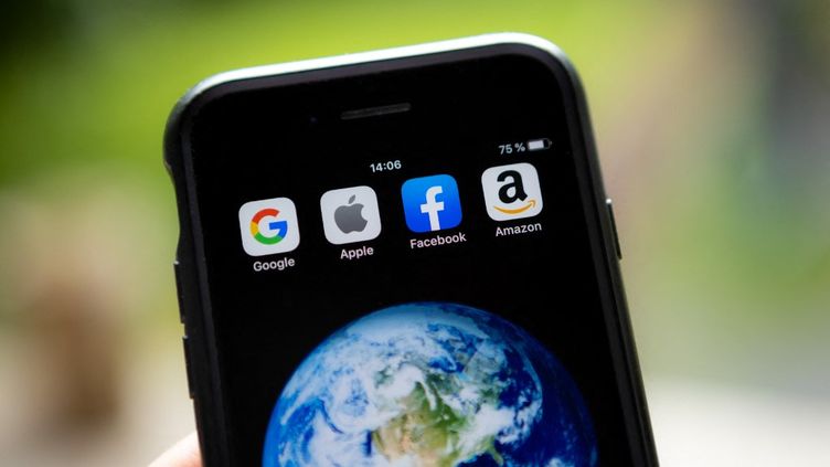 Les applications des multinationales Google, Amazon et Facebook sur un téléphone, le 28 juillet 2019. (DAVID HIMBERT / HANS LUCAS  / AFP)