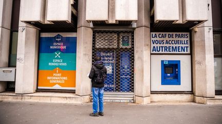 Une agence de la caisse d'allocations familiales (CAF), à Paris, le 7 janvier 2020. (XOSE BOUZAS / HANS LUCAS / AFP)