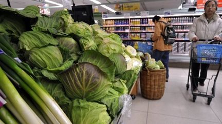 Poireaux et choux-fleurs dans un supermarché de Tokyo (23/03/2011) (AFP / Yoshikazu Tsuno)