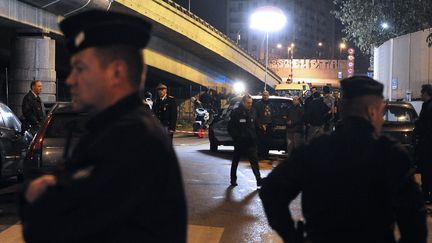 Des policiers sur les lieux de la fusillade du 28 novembre 2011, &agrave; Marseille (Bouches-du-Rh&ocirc;ne). (GERARD JULIEN / AFP)