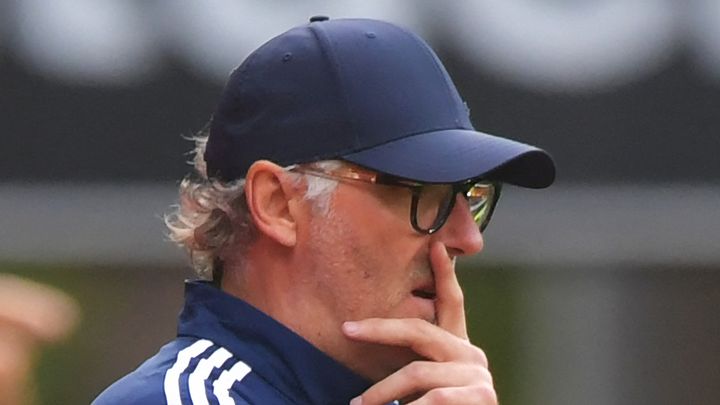 L'entraîneur lyonnais Laurent Blanc lors du match de Ligue 1 entre le Stade rennais et l'Olympique lyonnais, le 16 octobre 2022 au Roazhon Park. (JEAN-FRANCOIS MONIER / AFP)