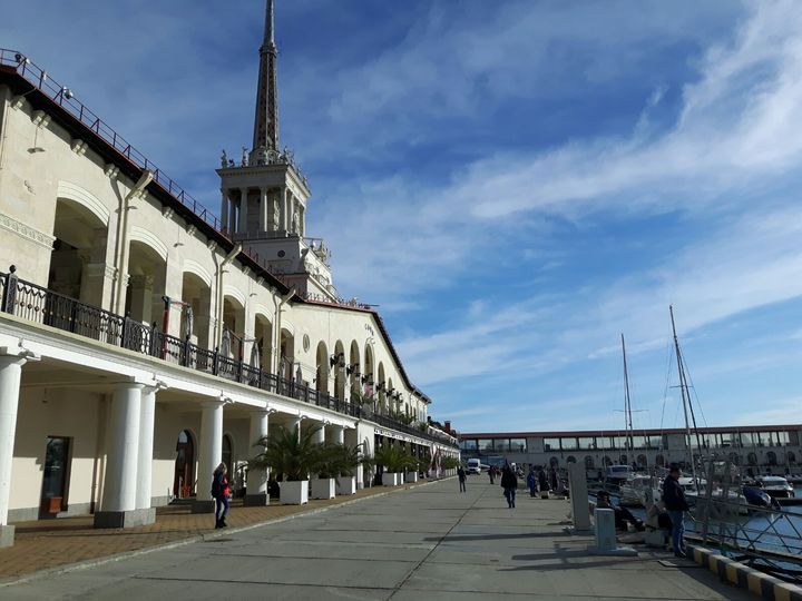 La capitainerie de Sotchi, datant de l'ère soviétique, face aux bateaux de la marina. (JEROME JADOT / RADIO FRANCE)