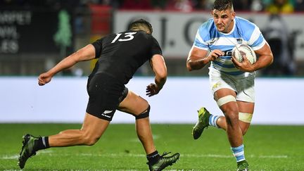 Anton Lienert-Brown s'apprêt à plaquer Matera lors du match entre les All Blacks et l'Argentine (MARTY MELVILLE / AFP)