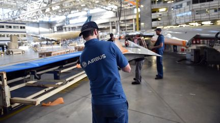 Des techniciens travaillent sur le site d'assemblage des A380, à Blagnac (Haute-Garonne), le 6 mars 2018. (REMY GABALDA / AFP)