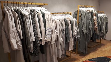 Des vétements dans une boutique. (SOPHIE AUVIGNE / RADIO FRANCE)