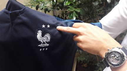Certains supporters brodent eux-mêmes la deuxième étoile sur le maillot de l'équipe de France. (SANDRINE ETOA-ANDEGUE / RADIO FRANCE)