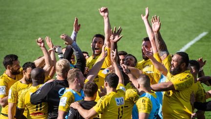 Les joueurs de La Rochelle célèbrent leur victoire contre Leinster en demi-finale et leur qualification en finale de Champions cup, au Stade Marcel Deflandre, le 2 mai 2021. (XAVIER LEOTY / AFP)