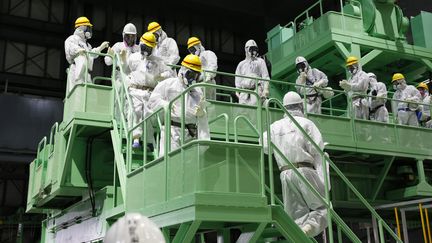 Des employ&eacute;s de Tepco s'activent dans la centrale nucl&eacute;aire de Fukushima (Japon) d&eacute;vast&eacute;e par le tsunami, le 30 octobre 2013. (REUTERS)