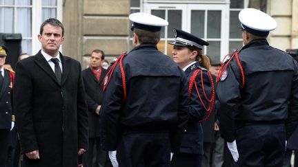 Le ministre de l'Int&eacute;rieur, Manuel Valls, le 4 d&eacute;cembre 2013 &agrave; la pr&eacute;fecture de police de Paris. (PIERRE ANDRIEU / AFP)