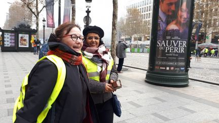 Sabine (premier plan) et Rachida (deuxième plan) ont fait le déplacement depuis&nbsp;Lille pour participer au rassemblement des "gilets jaunes" samedi 24 novembre à Paris. (BENJAMIN ILLY / FRANCE INFO)