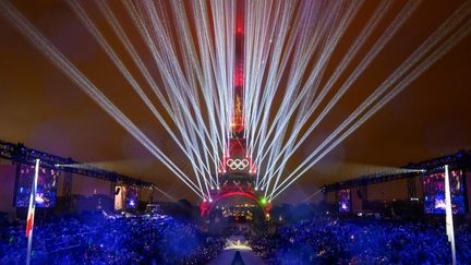 Paris, ville lumière, se pare de mille couleurs aux abords du Trocadéro où se déroule le final de la cérémonie d'ouverture. (FRANCOIS-XAVIER MARIT / AFP)