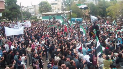 Des manifestants dans les rues de Homs, en Syrie, le 18 novembre 2011. (REUTERS)