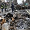 Des ingénieurs des urgences ukrainiennes examinent des véhicules détruits dans les rues de Boutcha, le 5 avril 2022. (GENYA SAVILOV / AFP)