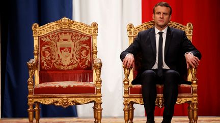 Sous les ors de la République, Emmanuel Macron écoute le discours prononcé par Anne Hidalgo, lors de la traditionnelle cérémonie en l'honneur du nouveau chef de l'Etat à la mairie de Paris. (CHARLES PLATIAU / AFP)