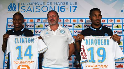 Clinton Njie et William Vainqueur lors de leur présentation (ANNE-CHRISTINE POUJOULAT / AFP)