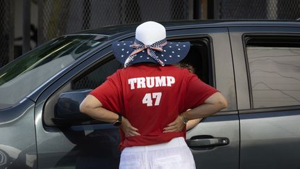 Un partisan de Donald Trump dans une rue de Milwaukee, Wisconsin, en juillet 2024. (SCOTT OLSON / AFP)