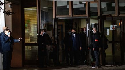 Emmanuel Macron quitte le&nbsp;collège du Bois d'Aulne, à Conflans-Sainte-Honorine (Yvelynes), vendredi 16 octobre 2020.&nbsp; (AFP)