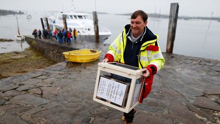 Sur l'Ile de Chausey (Manche), l'urne pour le second tour de la présidentielle est arrivée par bateau la veille du scrutin, le 6 mai 2017. (CHARLY TRIBALLEAU / AFP)