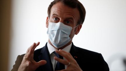 Le président français Emmanuel Macron lors d'une visite au centre médical de Pantin (Seine-Saint-Denis), le 7 avril 2020.&nbsp; (GONZALO FUENTES / AFP)