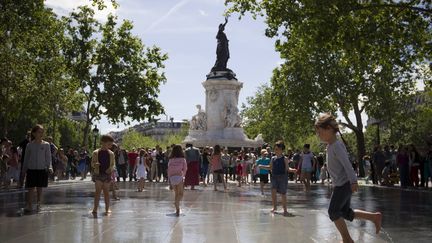 Mais la place trouve rapidement ses adeptes. Les enfants s'emparent du miroir d'eau, les skaters profitent de l'espace, on s'y donne rendez-vous, on s'assoit "aux pieds de la République"...&nbsp; (VINCENT WARTNER / 20 MINUTES / SIPA)