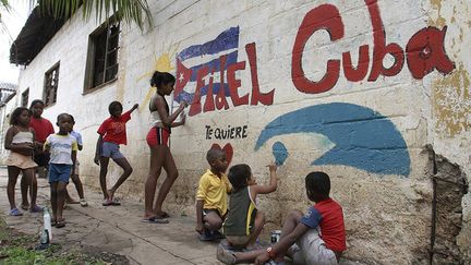 alors que Fidel Castro est hospitalisé depuis juillet, des enfants écrivent «Fidel, Cuba t’aime» sur des murs de la Havane.
 
 
 
 (AFP PHOTO/STR  )