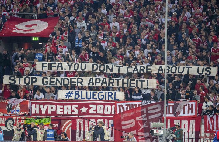 A Düsseldorf (Allemage), le 13 septembre 2019, des supporters brandissent une banderole pour dénoncer un "apartheid de genre" en Iran et saluer la mémoire de&nbsp;Sahar Khodayari, surnommée "Blue Girl".&nbsp; (ANKE WAELISCHMILLER/SVEN SIMON / SVEN SIMON)