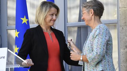 Barbara Pompili (à gauche) succède à Elisabeth Borne (à droite) au ministère de la Transition écologique, le 7 juillet 2020. (BERTRAND GUAY / AFP)