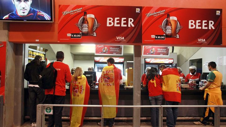 Une des buvettes du stade de Durban pendant la Coupe du monde de foot en Afrique du Sud, le 7 juillet 2010.&nbsp; (RAJESH JANTILAL / AFP)