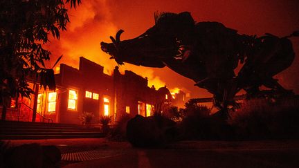 Une habitation en proie aux flammes à&nbsp;Healdsburg en Californie, le 27 octobre 2019. (JOSH EDELSON / AFP)