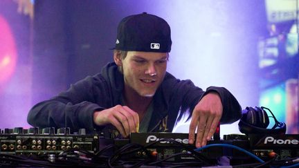 Le dj et producteur Avicii joue au MLB Fan Cave à New York, le 1er octobre 2013.
 (Mike Pont / Wireimage / Getty)