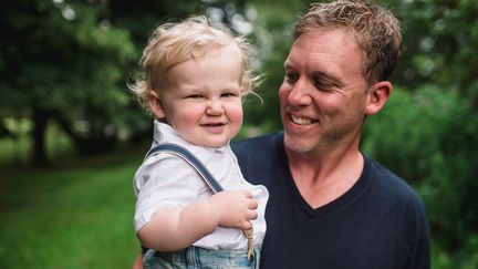 Image d'illustration montrant un père et son fils. (ERIN LESTER / IMAGE SOURCE / AFP)