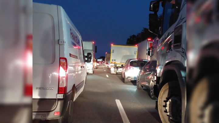 L'autoroute A13 a été fermée dans les deux sens de circulation, entre le périphérique (Paris) et Vaucresson (duplex A86) pour une durée indéterminée, vendredi 19 avril 2024. (XAVIER ALLAIN / RADIOFRANCE)