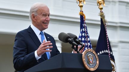 Joe Biden, le 13 mai 2021, annonce aux Américains que ceux qui sont vaccinés contre le Covid-19&nbsp;sont dispensés du port du masque. (NICHOLAS KAMM / AFP)