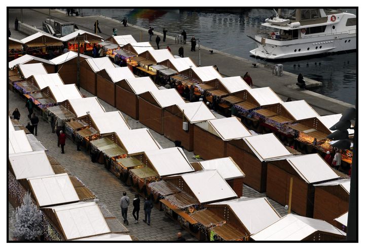 A Marseille (Bouches-du-Rh&ocirc;ne), le march&eacute; de No&euml;l, photographi&eacute; du haut de la Grande Roue, quai de la Fraternit&eacute;, en novembre 2013.&nbsp; (MAXPPP)