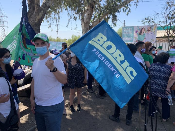 Un partisan de Gabriel Boric dans un quartier populaire de Santiago du Chili. (GILLES GALLINARO / RADIO FRANCE)