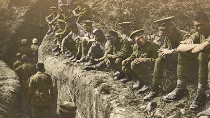 Des soldats allemands, conduits par un poilu, empruntent un boyau qui les conduira à l’arrière des lignes. Ils défilent sous le regard ironique des Tommies, qui ne manqueraient le spectacle pour rien au monde.

	  (Le Miroir/Prisma Media/GeoHistoire)