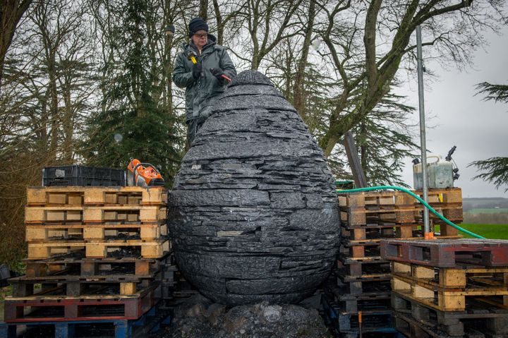 A Chaumont, le cairn en ardoise d'Andy Goldsworthy est posé sur une souche de platane et sera "embrassé" selon lui par les rejets de l'arbre qu'il protégera du pourrissement.
 (Guillaume Souvant / AFP)