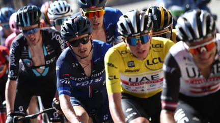 Tadej Pogacar (UAE Team Emirates), David Gaudu (Groupama-FDJ) et Romain Bardet (DSM), lors de la 8e étape de Paris-Nice, le 12 mars 2023. (ANNE-CHRISTINE POUJOULAT / AFP)