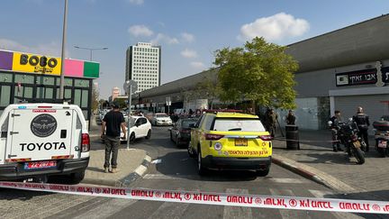 Rettungsdienste in der Nähe des Busbahnhofs in Beerscheba, Südisrael, 6. Oktober 2024. (MAGEN DAVID ADOM/X)