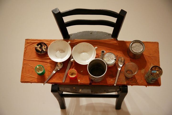 Daniel Spoerri, "Kichka's breakfast I" est exposé au Museum of Modern Art de New York, le 20 janvier 2012. (LANDOV / MAXPPP)