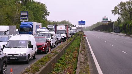 Des automobilisites sur l'A13, à hauteur de Versailles (Yvelines), le 19 avril 2024. (MIGUEL MEDINA / AFP)