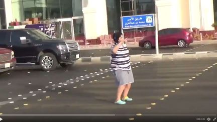 Capture d'écran de la vidéo montrant un adolescent qui danse la Macarena à Jeddah en Arabie Saoudite.&nbsp; (TWITTER / AHMED AL OMRAN)