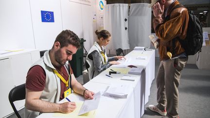 Un homme vote à&nbsp;Stockholm pour les élections européennes, le 15 mai.&nbsp; (JONATHAN NACKSTRAND / AFP)