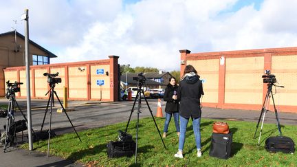 Des médias parlent de l'affaire&nbsp;Xavier Dupont de Ligonnès, à Glasgow (Ecosse), le 12 octobre 2019. (ANDY BUCHANAN / AFP)