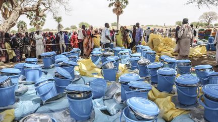 Des personnels de l'Unicef et de l'ONG Première Urgence préparent des kits de secours pour des réfugiés soudanais entrés au Tchad, à Koufroun, le 30 avril 2023. (GUEIPEUR DENIS SASSOU / AFP)